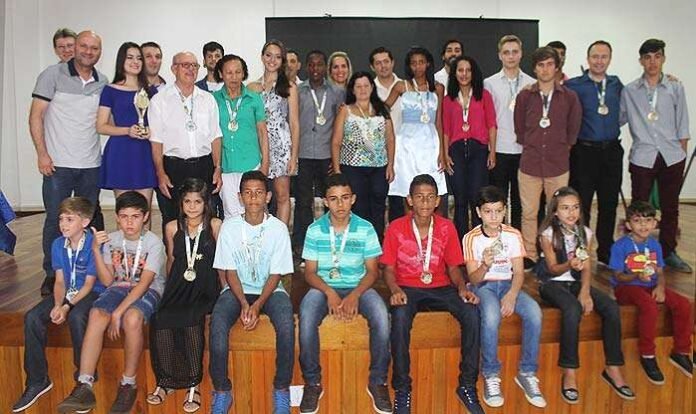 Destaques Esportivos de Navegantes recebem premiação