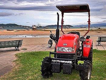 Associações de pescadores do Litoral de SC recebem tratores e guinchos