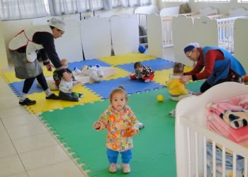 Tatames e brinquedos pedagógicos fazem a alegria das crianças em Criciúma