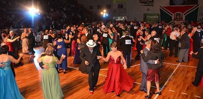 Casal de Criciúma conquista bronze na Dança de Salão do JASTI