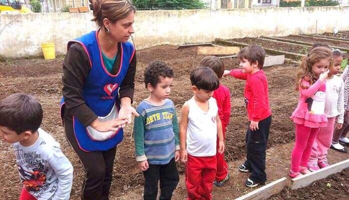 Alunos de CEI em Criciúma ajudam a criar horta