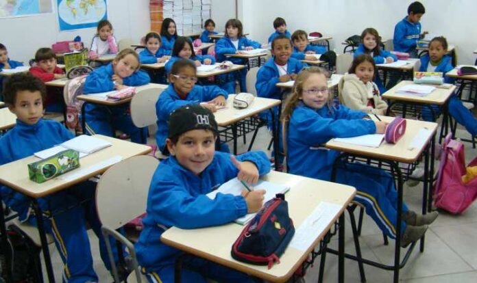 Alunos da Rede Municipal de Navegantes recebem uniformes de inverno