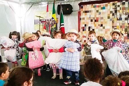 Crianças dos CEIs de Criciúma recebem vale para a Feira do Livro no Rio Maina