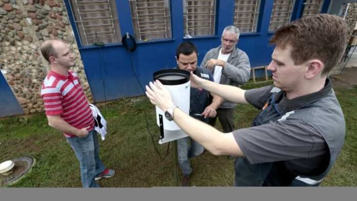 Defesa Civil de Joinville instala pluviômetro em escola