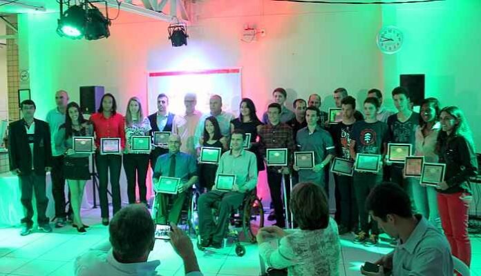 Técnicos e atletas recebem homenagem em Criciúma