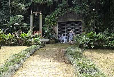 Pontos turísticos em Criciúma Gruta e Praça Chaminé
