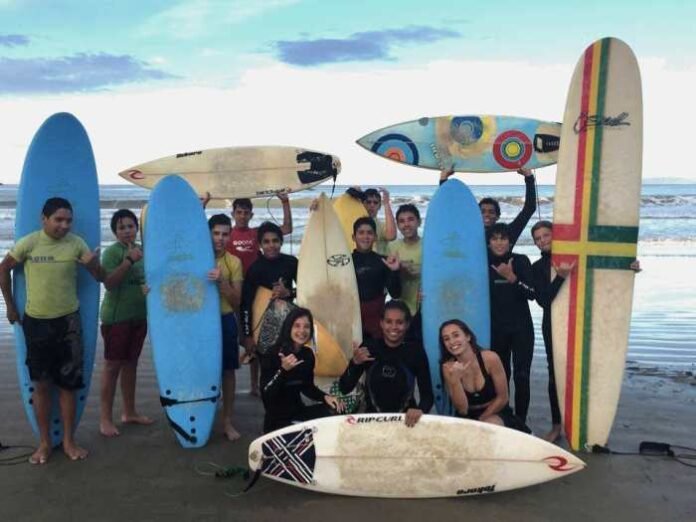 Escolinha de surf em Itapema formando atletas e cidadãos