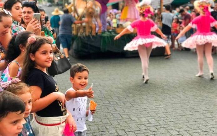 Desfile de Páscoa encanta Nova Veneza em Santa Catarina